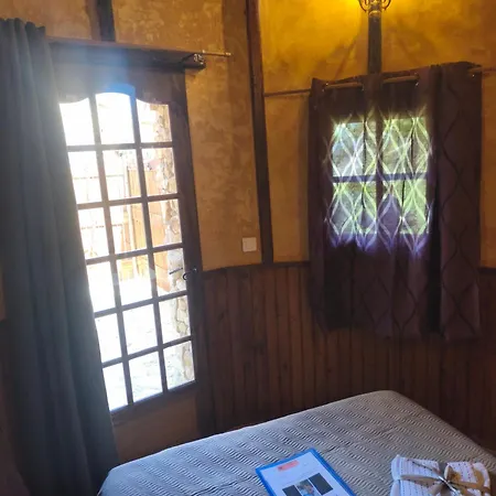 De La Tour 2 Bed & Breakfast *